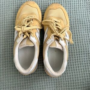 New balance classic yellow 574 gym shoes size 9.5